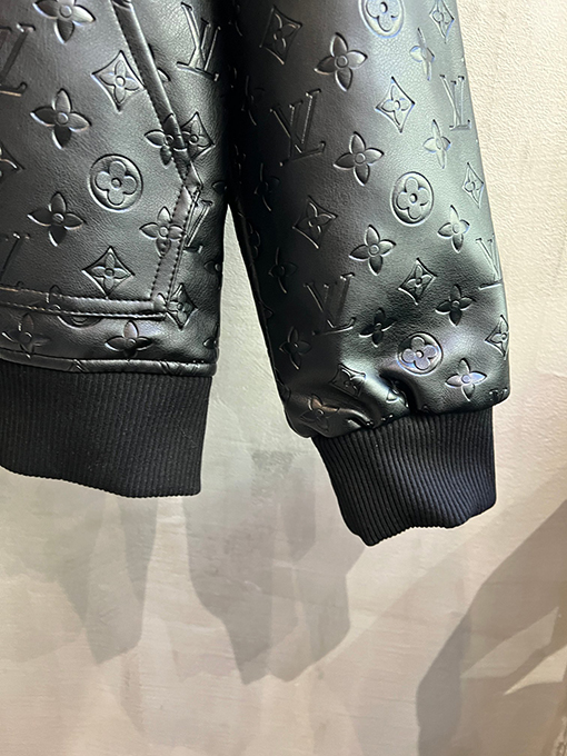 ルイヴィトン クラシックなモノグラムエンボスレザージャケット