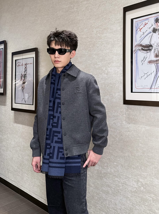 フェンディ アップリケ刺繍襟ウールコート