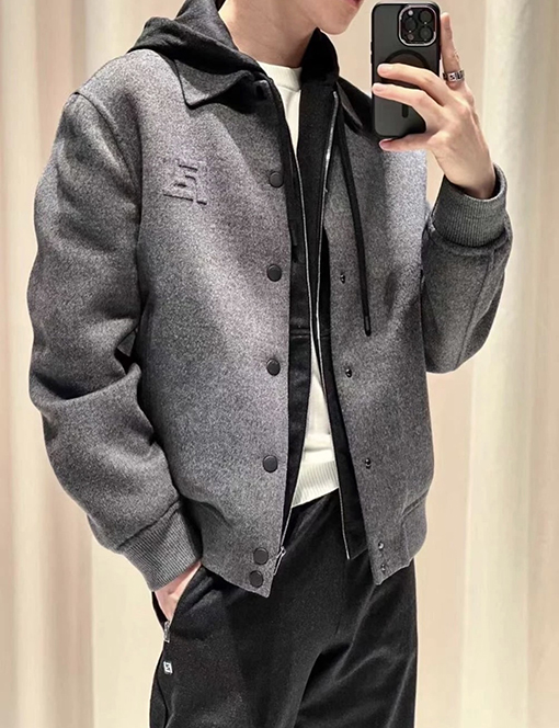 フェンディ アップリケ刺繍襟ウールコート