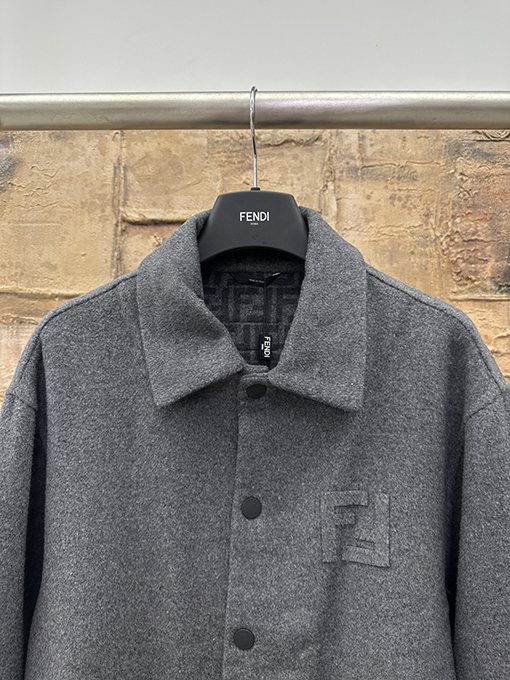 フェンディ アップリケ刺繍襟ウールコート