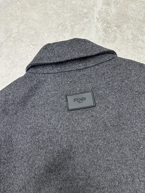 フェンディ アップリケ刺繍襟ウールコート