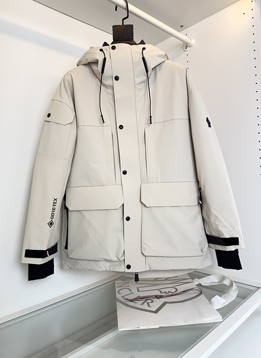 モンクレールコピー スポーティなフード付きダウンジャケット