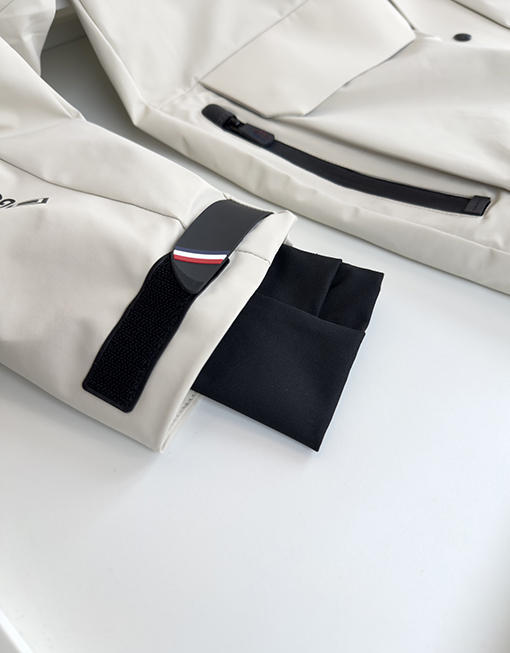 モンクレールコピー スポーティなフード付きダウンジャケット