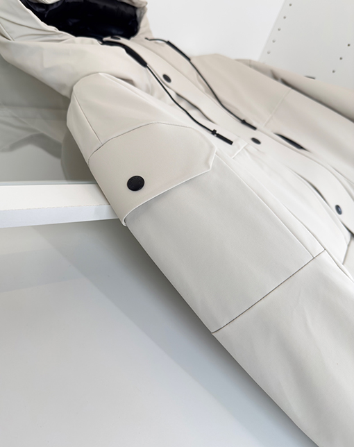 モンクレールコピー スポーティなフード付きダウンジャケット