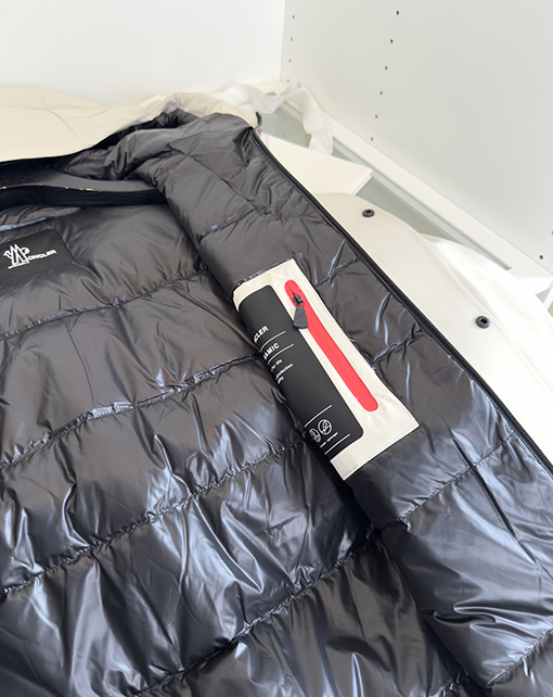 モンクレールコピー スポーティなフード付きダウンジャケット