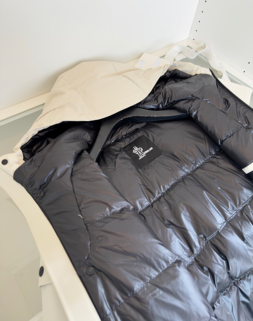 モンクレールコピー スポーティなフード付きダウンジャケット