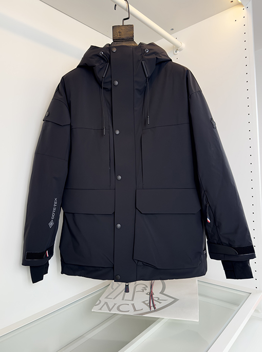 モンクレールコピー スポーティなフード付きダウンジャケット