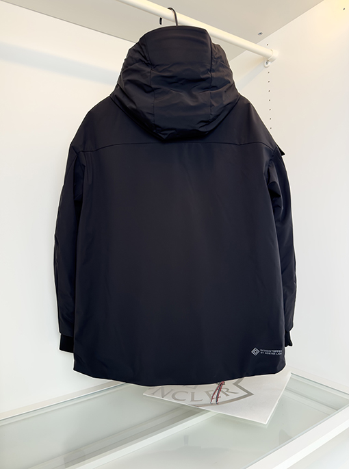 モンクレールコピー スポーティなフード付きダウンジャケット