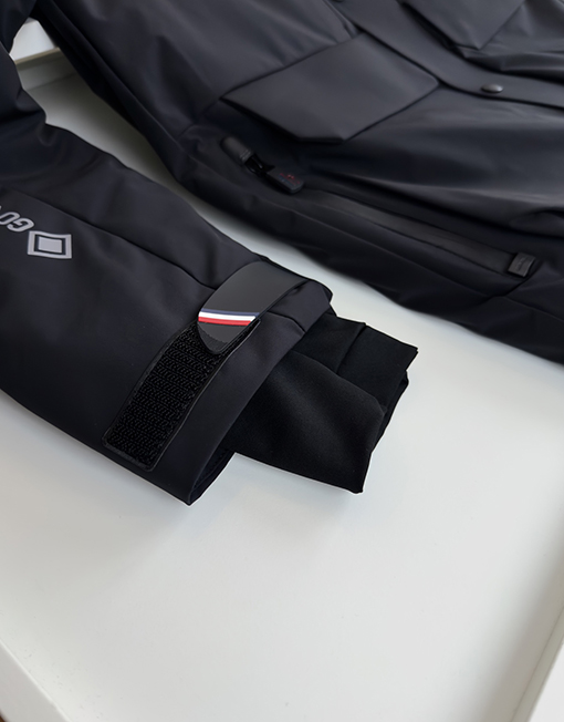 モンクレールコピー スポーティなフード付きダウンジャケット