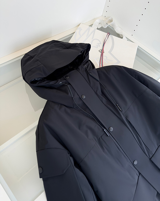 モンクレールコピー スポーティなフード付きダウンジャケット