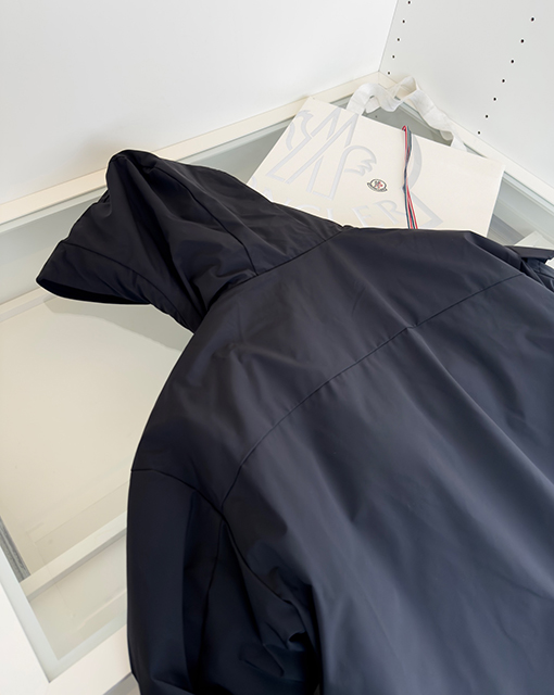 モンクレールコピー スポーティなフード付きダウンジャケット