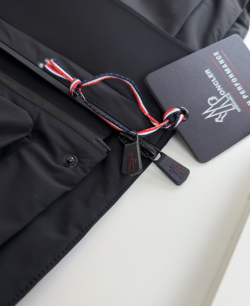 モンクレールコピー スポーティなフード付きダウンジャケット