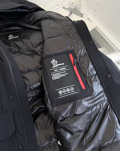 モンクレールコピー スポーティなフード付きダウンジャケット