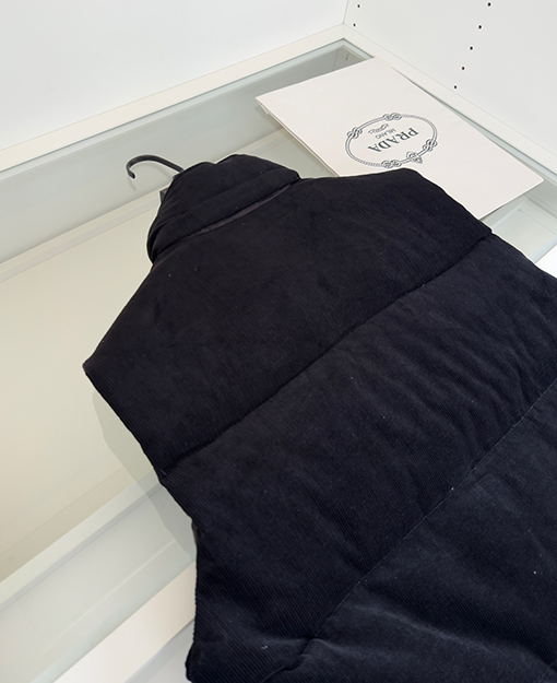 プラダ コーデュロイ レトロ ダウンベスト