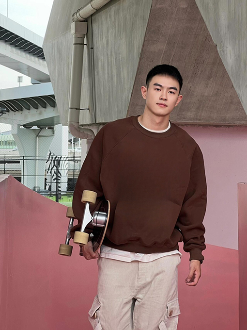 プラダ ウールの三角襟ニットスウェットシャツ