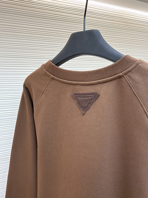 プラダ ウールの三角襟ニットスウェットシャツ