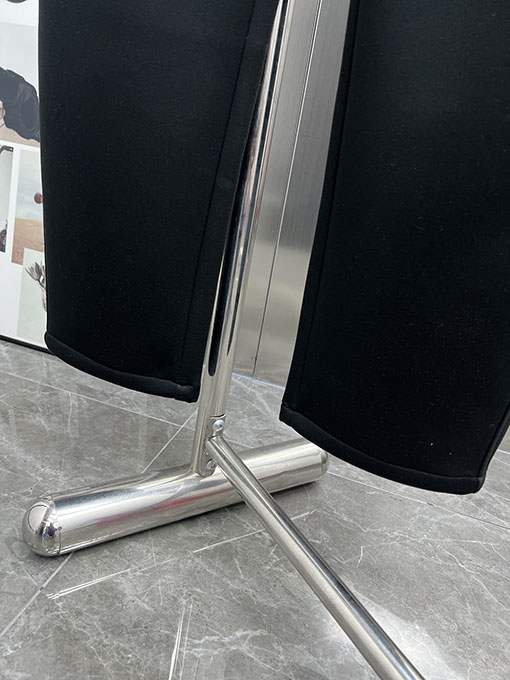 モンクレールコピー MONCLER レザーパッチ刺繍ロゴ厚のカジュアルパンツ