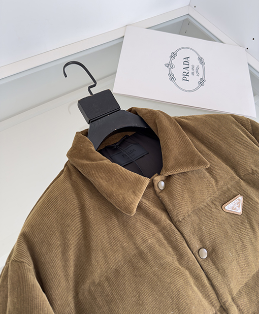 プラダスーパーコピー コーデュロイ レトロカラー ダウンジャケット