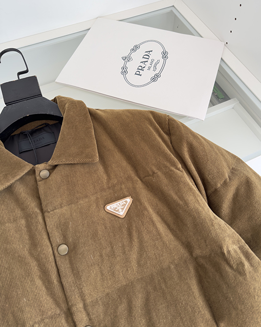 プラダスーパーコピー コーデュロイ レトロカラー ダウンジャケット