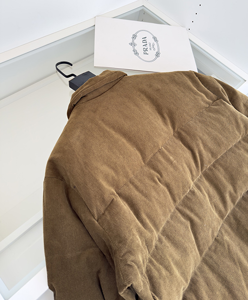 プラダスーパーコピー コーデュロイ レトロカラー ダウンジャケット