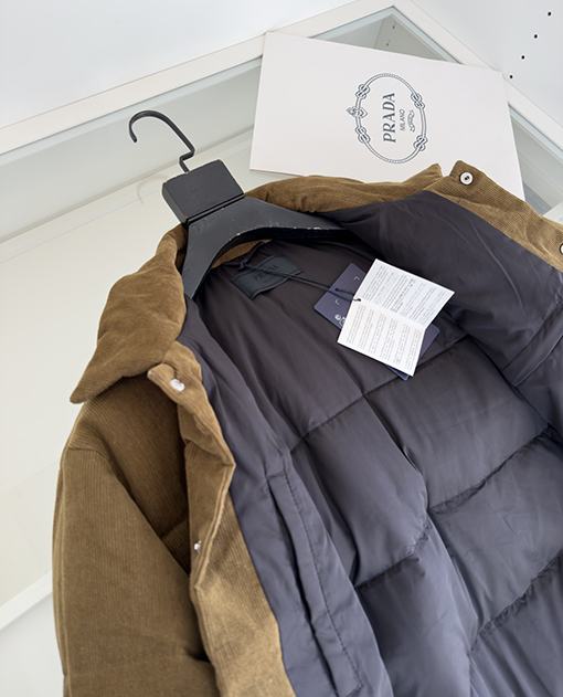 プラダスーパーコピー コーデュロイ レトロカラー ダウンジャケット