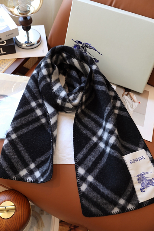 バーバリー 黒のショートパイルアップグレードスカーフ