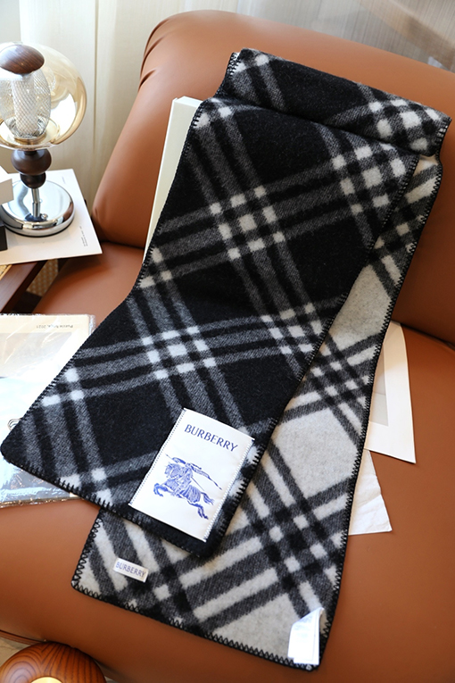 バーバリー 黒のショートパイルアップグレードスカーフ