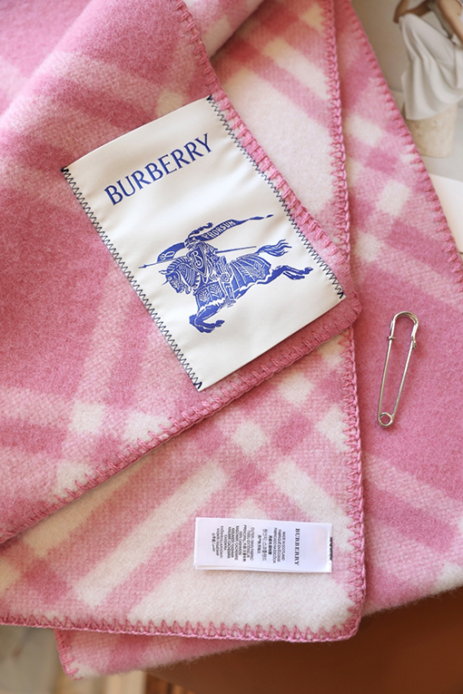 バーバリー 黒のショートパイルアップグレードスカーフ