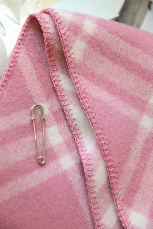 バーバリー 黒のショートパイルアップグレードスカーフ