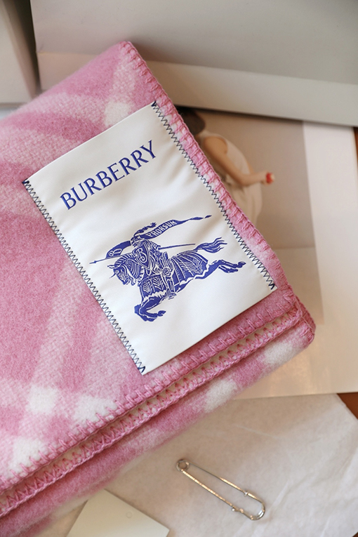 バーバリー 黒のショートパイルアップグレードスカーフ