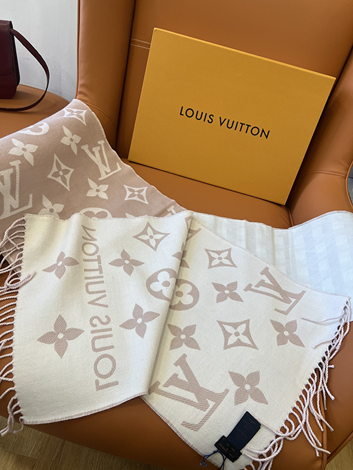 ルイヴィトン LV ESSENTIAL クラシックウールのスカーフ