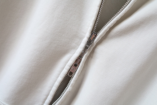 バレンシアガ Balenciaga クラシックなレターテーププリントのウォッシュとダメージをしたジップアップパーカー