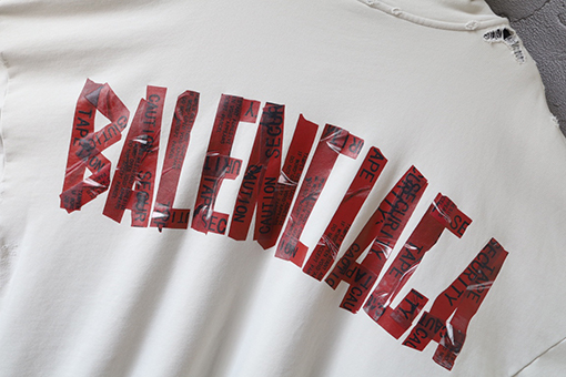 バレンシアガ Balenciaga クラシックなレターテーププリントのウォッシュとダメージをしたジップアップパーカー