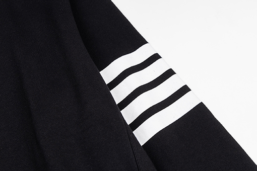 トムブラウンスーパーコピー クラシックな4ストライプのクルーネックスウェットシャツ