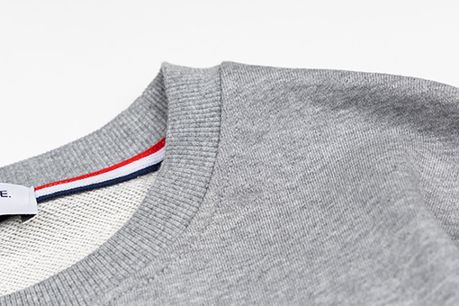 トムブラウンスーパーコピー クラシックな4ストライプのクルーネックスウェットシャツ