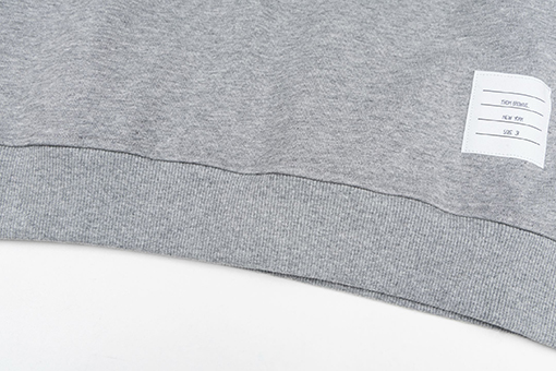 トムブラウンスーパーコピー クラシックな4ストライプのクルーネックスウェットシャツ