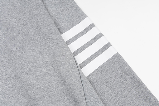 トムブラウンスーパーコピー クラシックな4ストライプのクルーネックスウェットシャツ