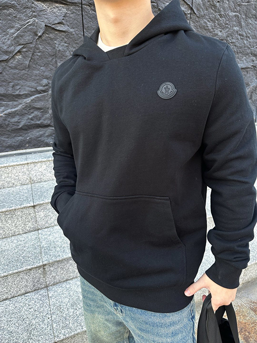 モンクレールコピー 背面に同色のロゴが入ったコットンフード付きスウェットシャツ