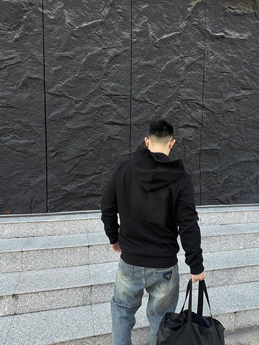 モンクレールコピー 背面に同色のロゴが入ったコットンフード付きスウェットシャツ