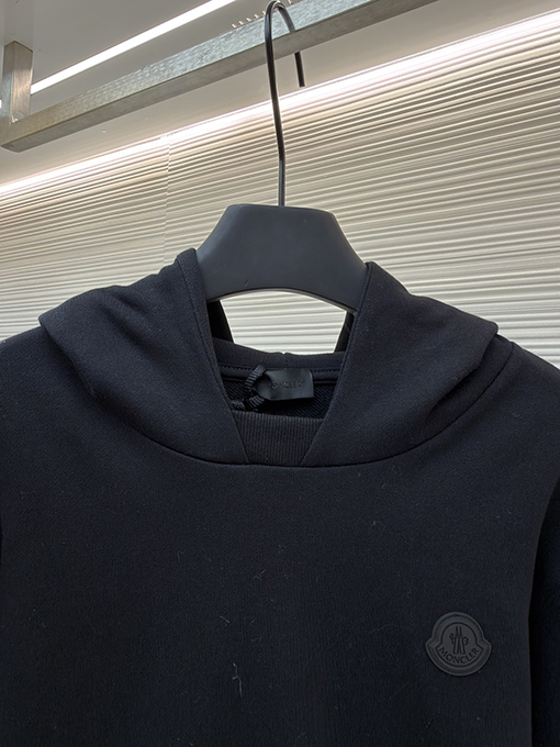 モンクレールコピー 背面に同色のロゴが入ったコットンフード付きスウェットシャツ