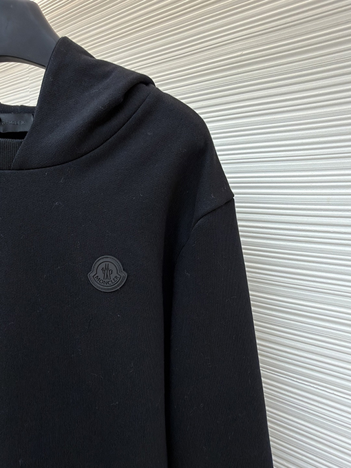 モンクレールコピー 背面に同色のロゴが入ったコットンフード付きスウェットシャツ