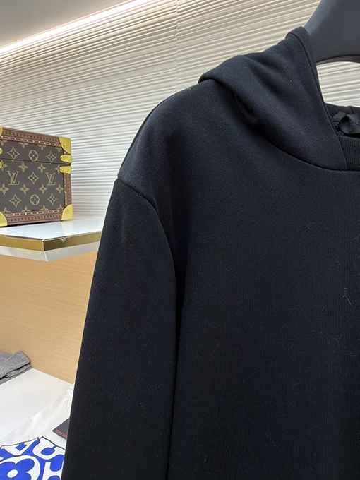 モンクレールコピー 背面に同色のロゴが入ったコットンフード付きスウェットシャツ