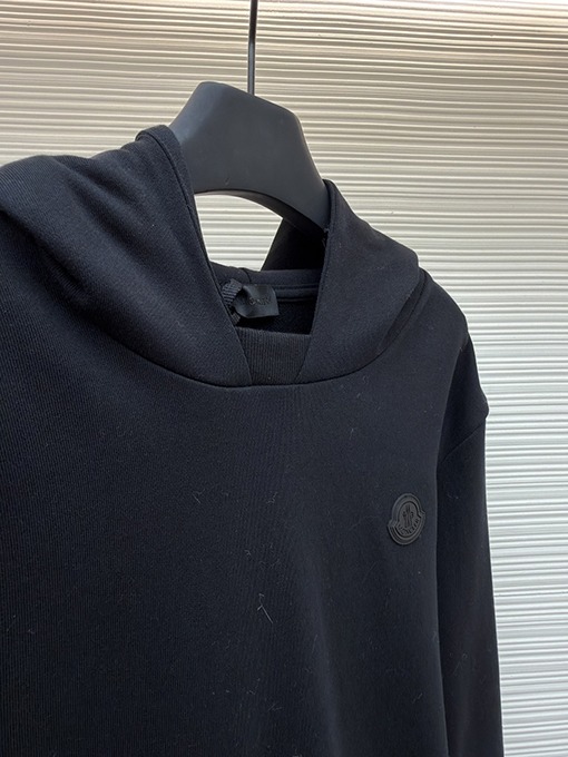 モンクレールコピー 背面に同色のロゴが入ったコットンフード付きスウェットシャツ