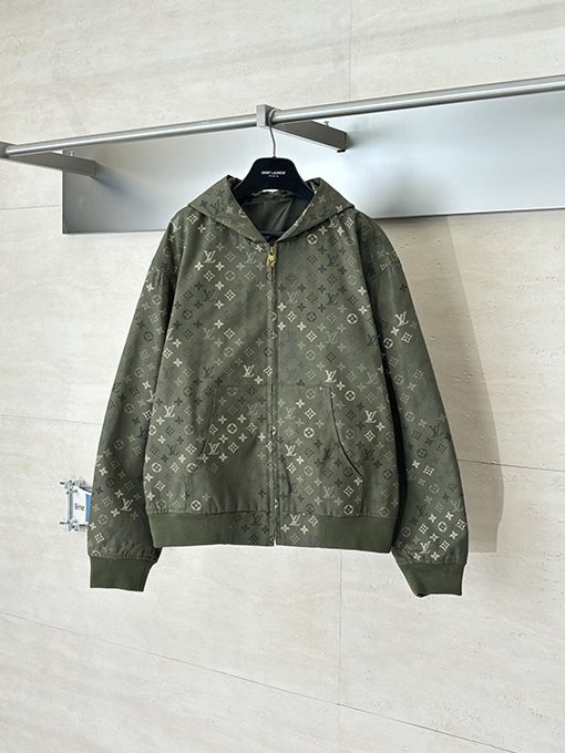 ルイヴィトン Monogram 全面にカモフラージュ柄のジップアップフード付きジャケット