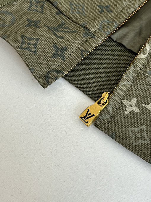 ルイヴィトン Monogram 全面にカモフラージュ柄のジップアップフード付きジャケット