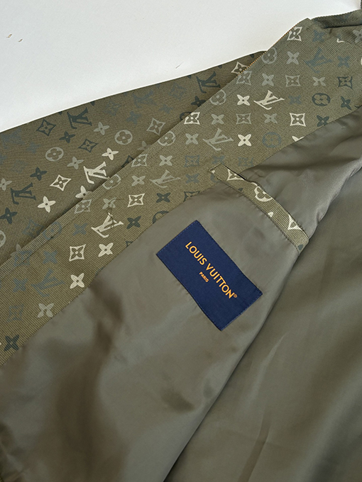 ルイヴィトン Monogram 全面にカモフラージュ柄のジップアップフード付きジャケット