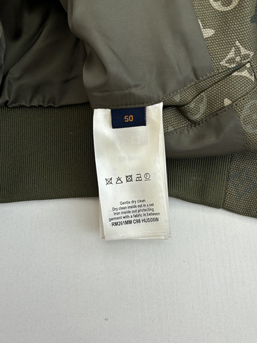 ルイヴィトン Monogram 全面にカモフラージュ柄のジップアップフード付きジャケット