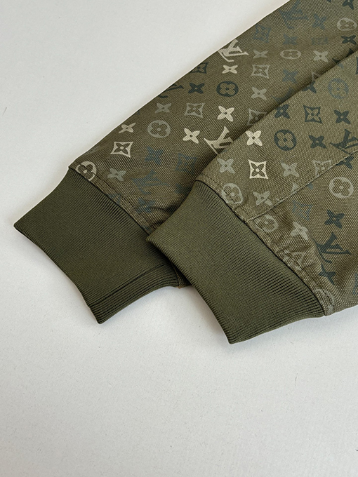 ルイヴィトン Monogram 全面にカモフラージュ柄のジップアップフード付きジャケット