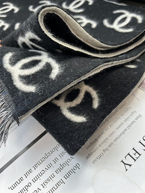 シャネルスーパーコピー デパートのベストセラー商品の両面スカーフ