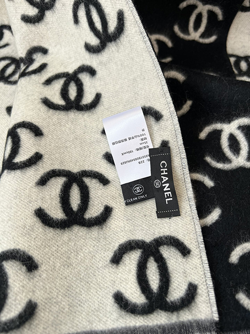 シャネルスーパーコピー デパートのベストセラー商品の両面スカーフ